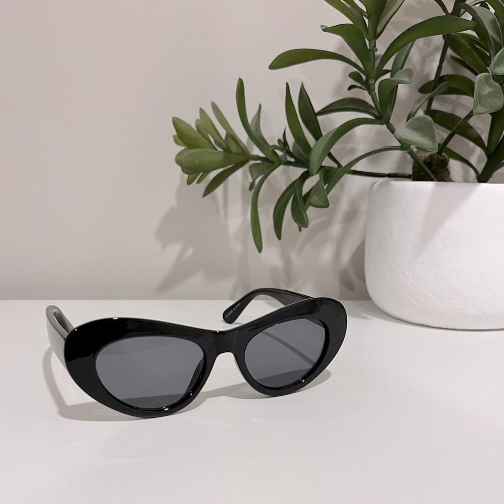 🐚Urban Outfitters Sunglasses